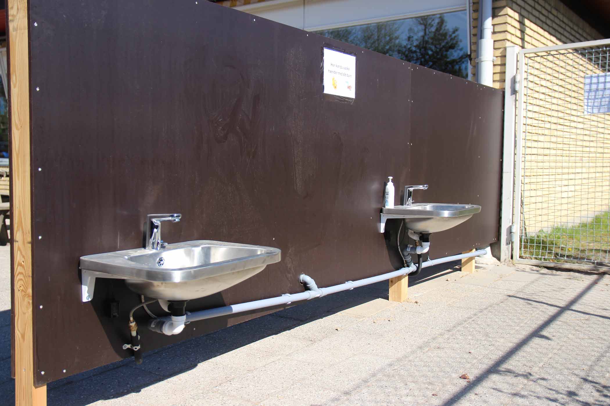 Opsætning af 230 håndvaske for Hillerød Kommune